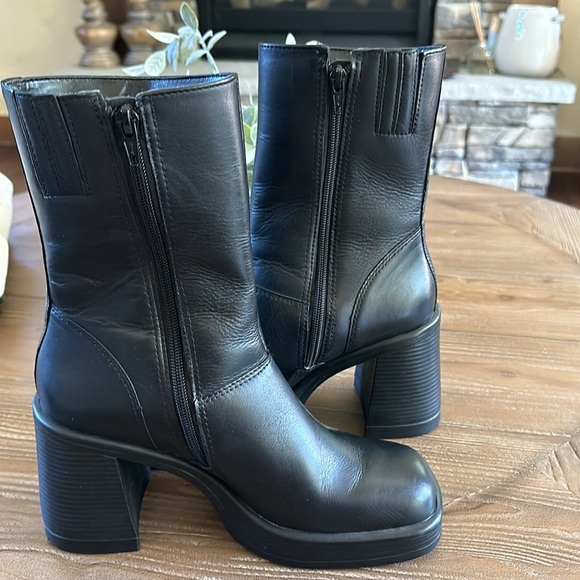 Steve Madden Fantsie Black Leather Square Toe Block Heel Boot - Picture 5 of 6